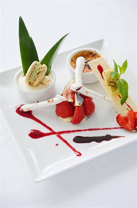 Zerbrochene Macarons auf Dessertteller mit Creme