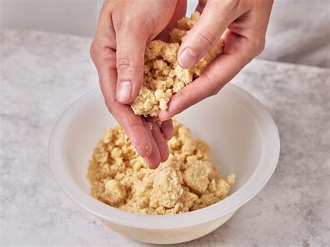 Zerkleinerte Kekse und Butter zu einer gleichmäßigen Masse vermengen und in die Springform drücken