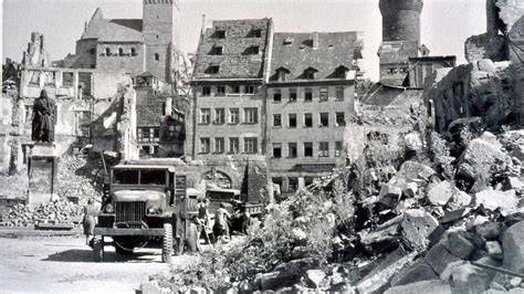 Zerstörtes Fabrikgebäude nach dem Bombenangriff in Nürnberg