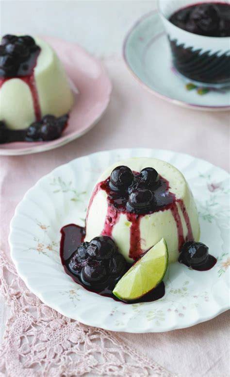 Ziegenkäse‑Mousse mit Blaubeerkompott und Zitronencrumble