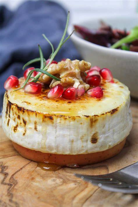 Ziegenkäse auf Backblech mit frischem Rosmarin und Honig bereit zum Überbacken