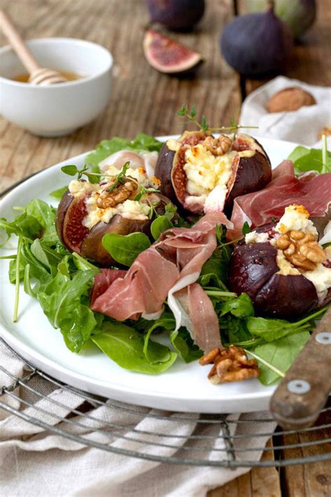 Ziegenkäse mit Honig auf Rucolasalat