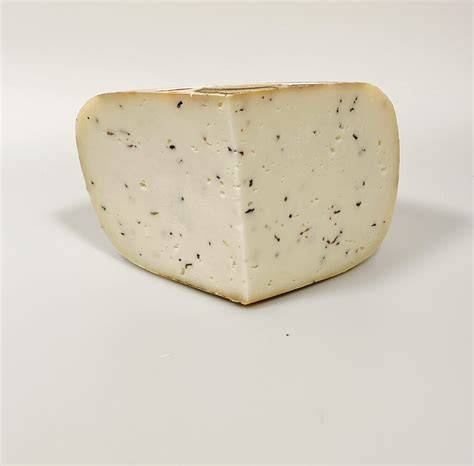 Ziegenkäse mit Trüffel auf Holzbrett, Nahaufnahme