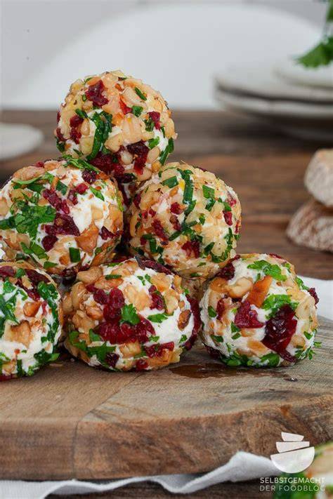 Ziegenkäse-Frischkäse-Pralinen mit Cranberrys und Nüssen