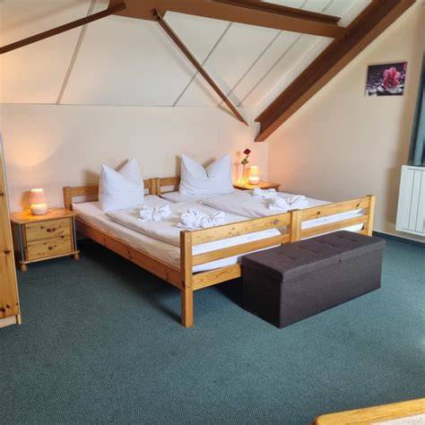 Zimmerausstattung Müritz-Pension, Doppelzimmer mit Holzmöbeln