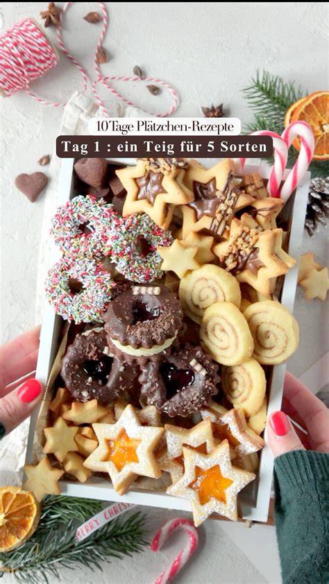 Zimt Nougat Plätzchen auf einem Weihnachtsgebäcktablett, verschiedene Ausstechformen und Deko