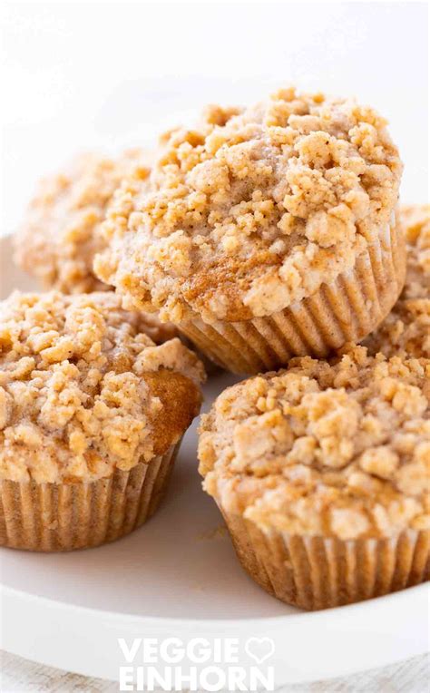 Zimt Streusel Muffins auf einem Teller mit Herbstdekoration