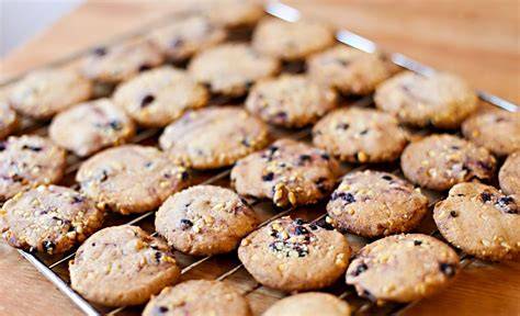 Zimt-Cookies mit Heidelbeeren und Cranberries auf Backblech