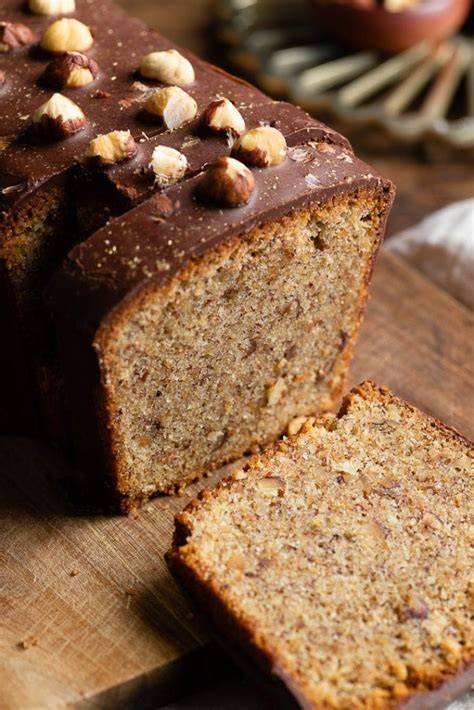 Zimt-Zuckerguss über Haselnusskuchen
