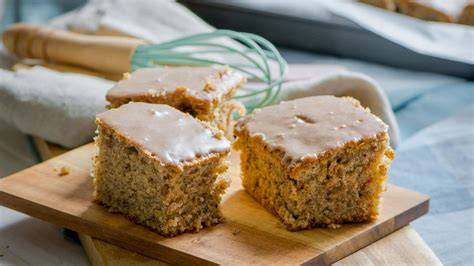 Zimtglasur auf Nuss-Blechkuchen