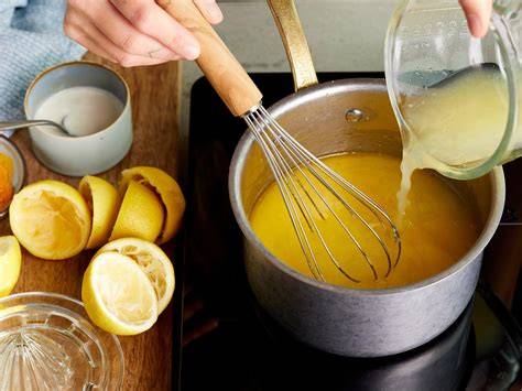 Zimtglasur mit Zitronensaft im Schälchen