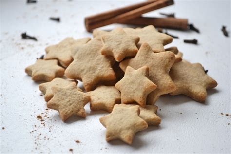 Zimtkekse auf einem Backblech mit Zimt-Zucker bestreut