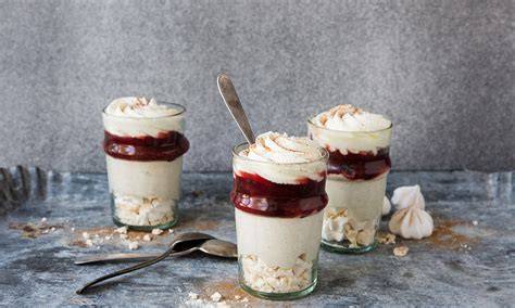 Zimtmousse im Glas mit Zwetschgensauce