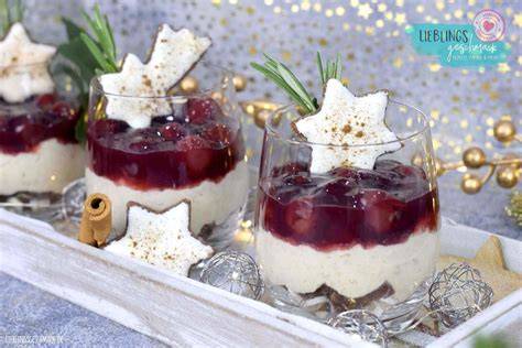 Zimtmousse mit Glühweinkirschen in Dessertgläsern