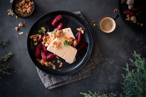 Zimtparfait mit Rotweinpflaumen und Mandel-Crunch
