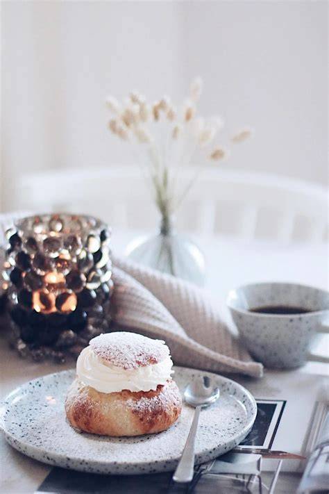 Zimtschnecken, Lussekatter und Marzipan-Gebäcke im schwedischen Café