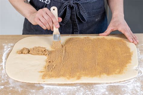 Zimtschnecken Teig ausrollen und füllen