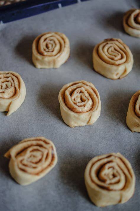 Zimtschnecken auf Backblech vor dem Backen