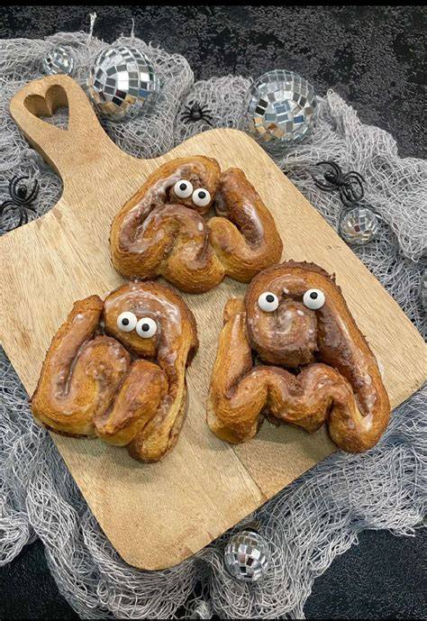 Zimtschnecken formen und auf das Backblech legen