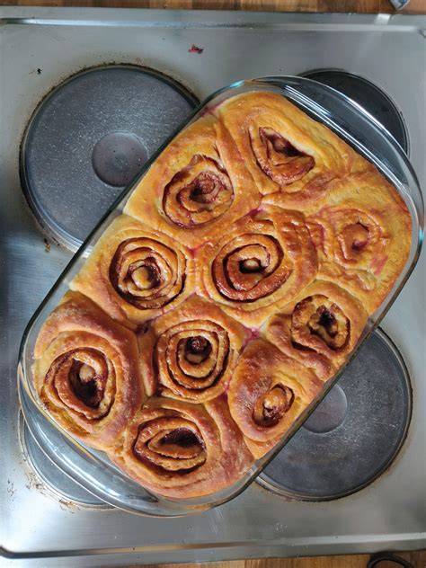 Zimtschnecken frisch aus dem Ofen serviert
