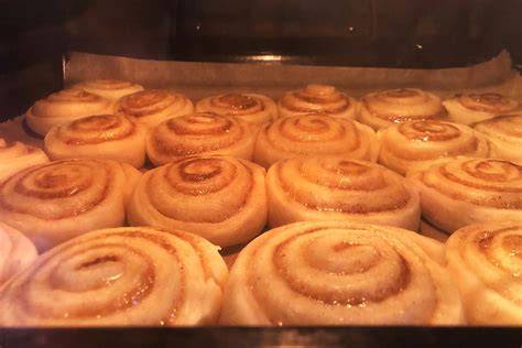 Zimtschnecken im Ofen, goldbraun gebacken