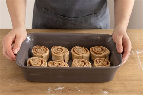 Zimtschnecken in der gebutterten Auflaufform, vor dem Backen