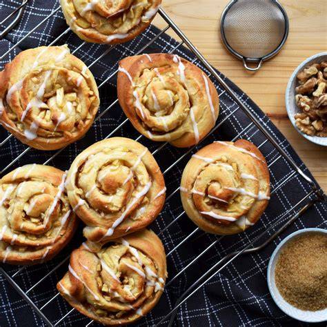 Zimtschnecken mit Apfelfüllung in Mini-Cocottes