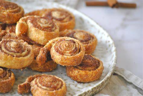 Zimtschnecken mit Zimtzucker bestreut