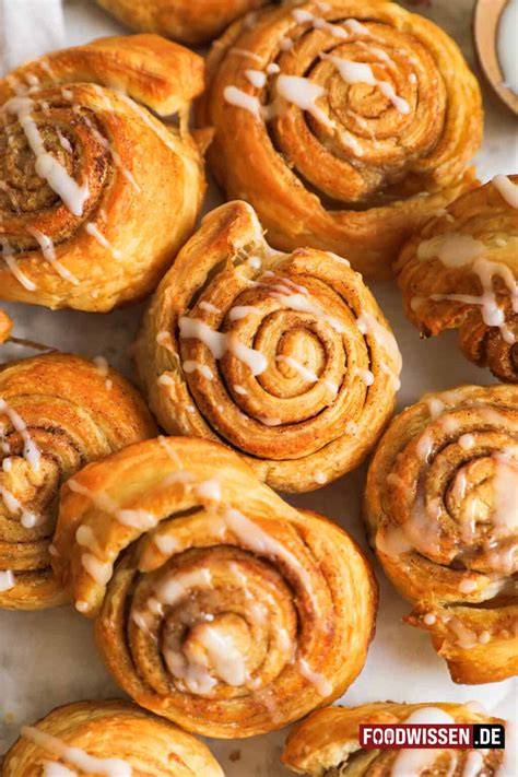Zimtschnecken serviert mit einer dicken Schicht zuckerfreier Zimtglasur