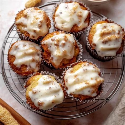 Zimtschnecken-Muffins mit Frischkäseglasur