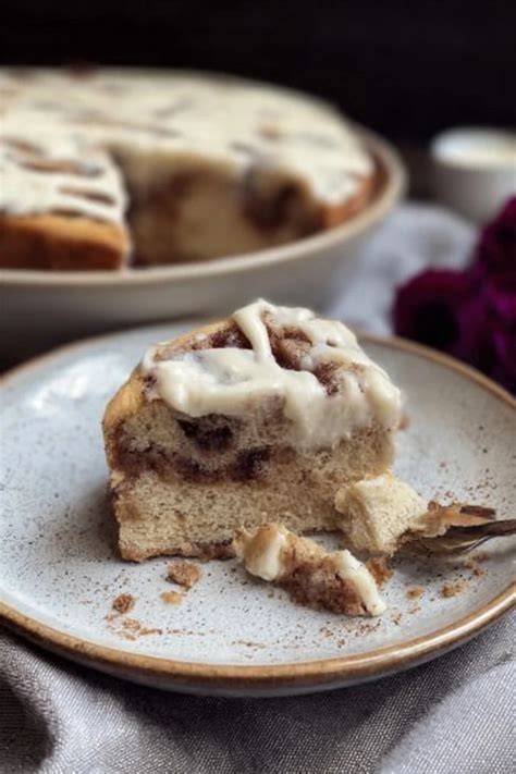 Zimtschneckenkuchen, angerichtet mit Zimt und Zucker