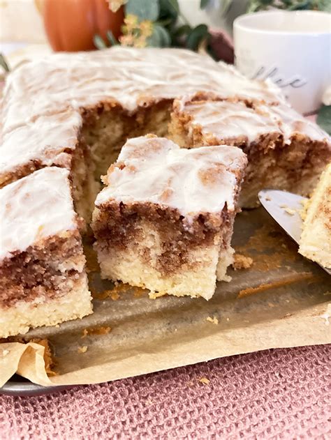 Zimtschneckenkuchen mit Zuckerguss auf Rührteigbasis