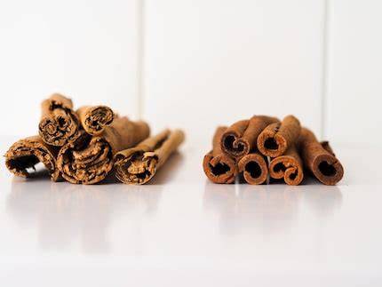 Zimtstangen: Ceylon links, Cassia rechts