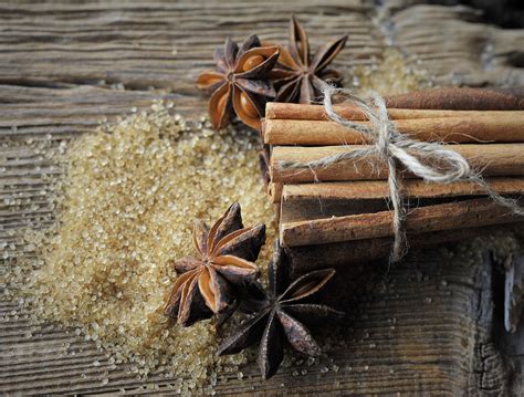Zimtstangen und Zucker auf Holzbrett - Symbolik