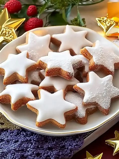 Zimtsterne mit Marzipan angerichtet auf einer weihnachtlichen Platte