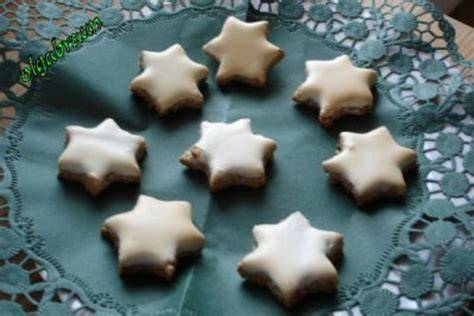Zimtsterne mit Marzipan auf Blech, Nahaufnahme