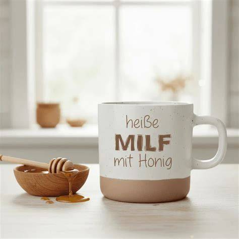 Zimttee mit Honig in Tasse (Serviervorschlag)