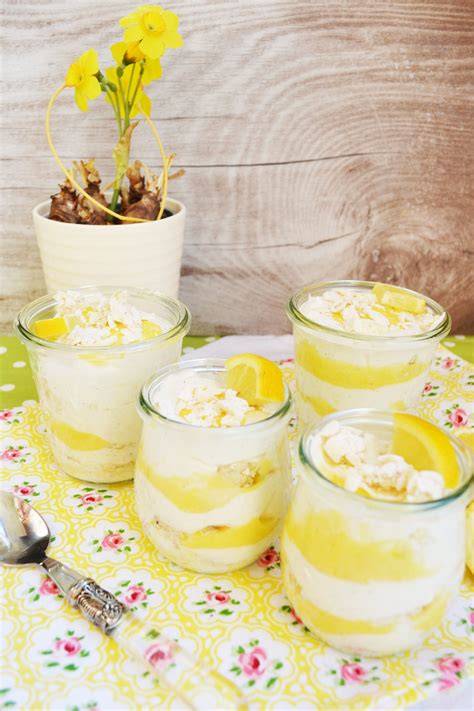 Zitronen, Lemon Curd und Schüssel Quark auf grünem Tuch