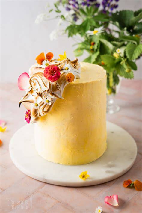 Zitronen‑Quark‑Sahne Torte dekoriert mit Blüten