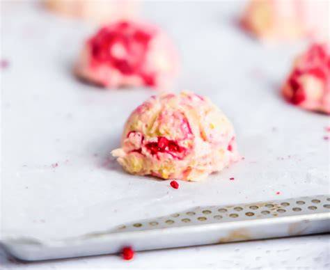 Zitronen Cookies mit weißer Schokolade auf einem Backblech