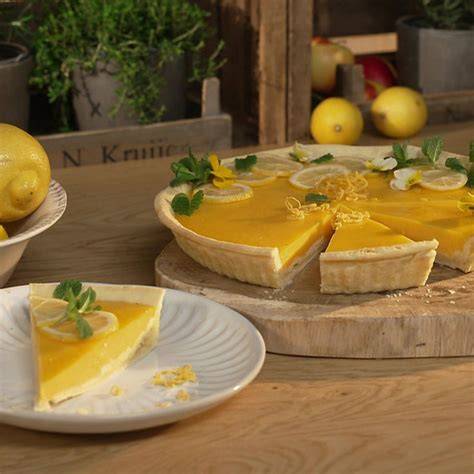 Zitronen Tarte angeschnitten, mit Vanille Schlagsahne serviert