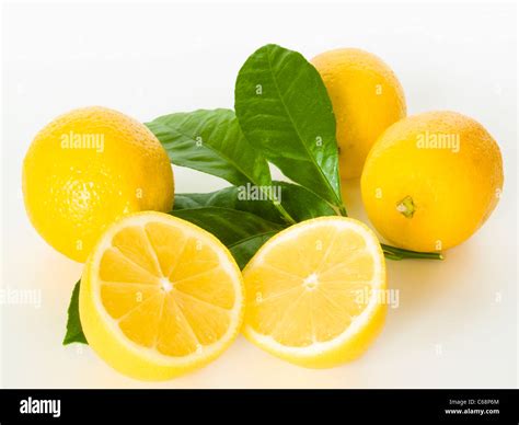 Zitronen aufgeschnitten mit Saft