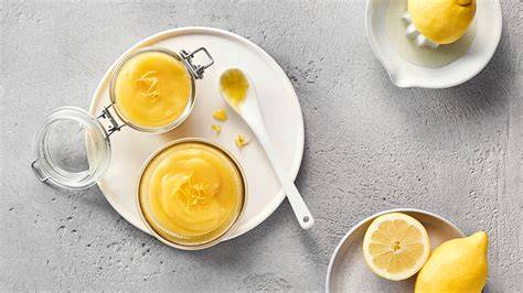 Zitronen und Lemon Curd auf Löffel