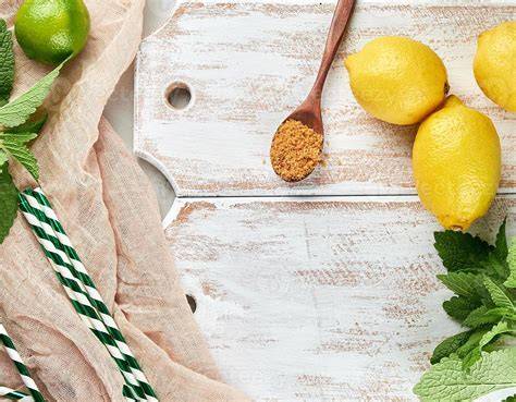 Zitronen und Zucker auf einem Holzlöffel (Peeling-Zutaten)
