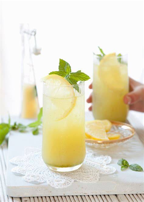 Zitronen- und Limettenlimo im Glas mit Minze