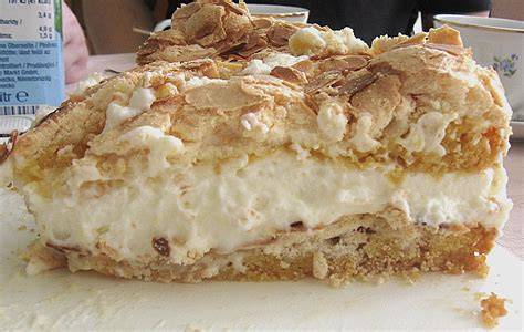 Zitronen-Baiser Torte aufgeschnitten, Telleransicht