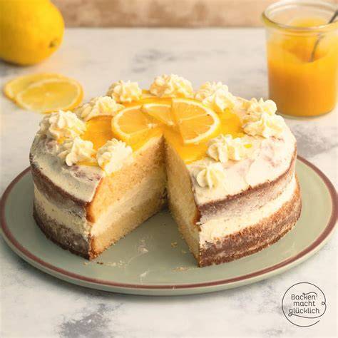 Zitronen-Biskuit-Torte angeschnitten auf Tortenplatte, Zitronenscheiben als Deko