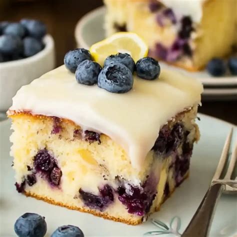 Zitronen-Blaubeer-Blechkuchen mit Cheesecake-Guss