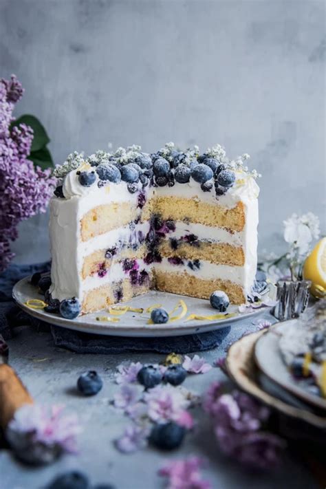 Zitronen-Blaubeer-Torte auf weißem Teller
