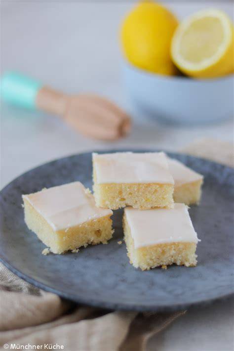 Zitronen-Blechkuchen frisch gebacken, aufgeschnitten auf einem Kuchengitter